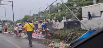 ไส้กรอกคว่ำ หายวับ 10 ตัน แทนที่จะช่วยอุบัติเหตุ กลับแห่เก็บไปกิน